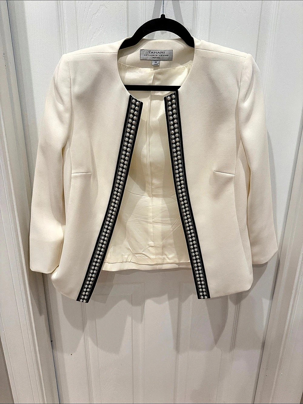 Tahari Embellished Blazer 3-piece Set in Off White & Black Like New - Size 4 Pet